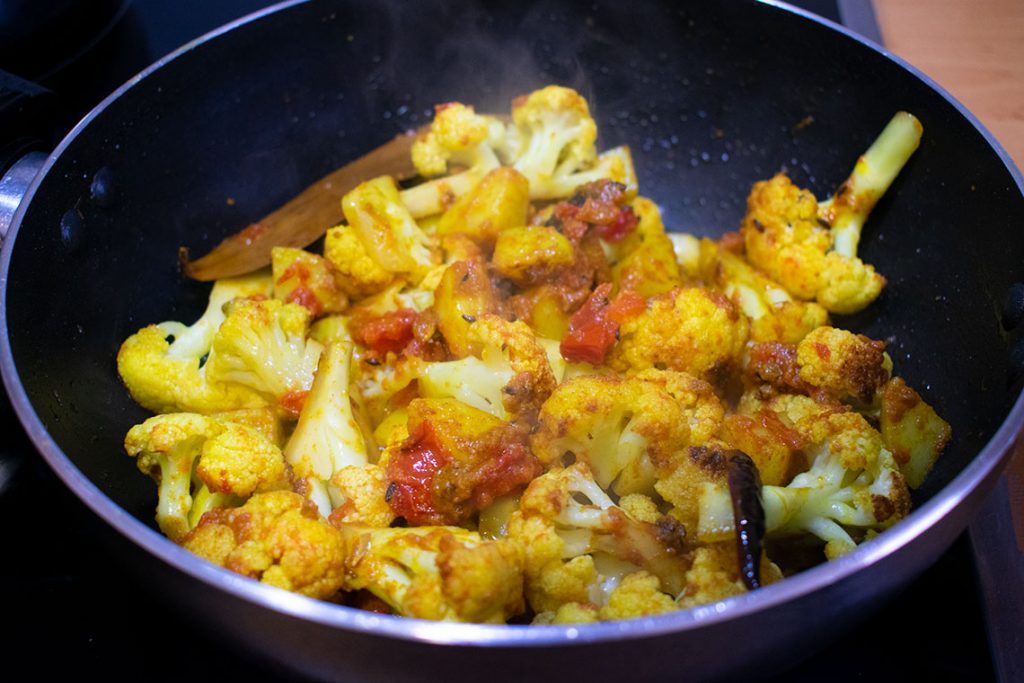 Aloo Gobi al estilo Bengalí (coliflor con patatas al curry)