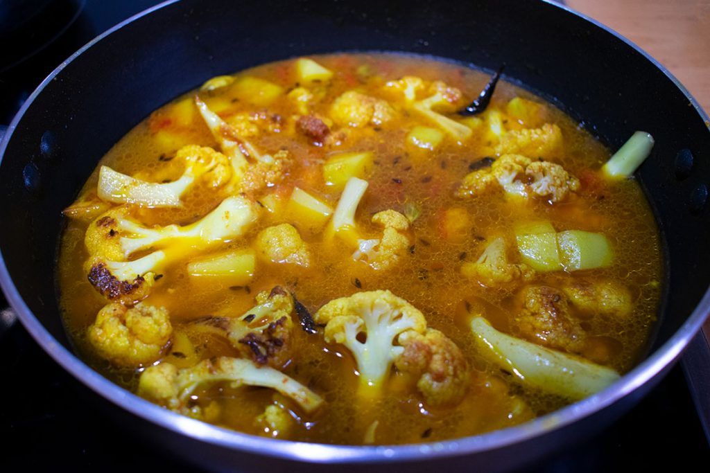 Aloo Gobi al estilo Bengalí (coliflor con patatas al curry)