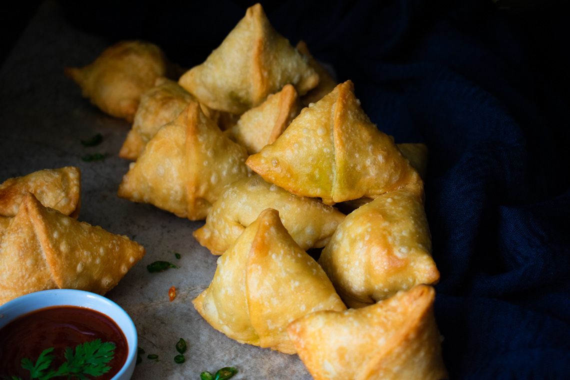 Samosas rellenas de carne y patata (Keema-aloo Samosa)