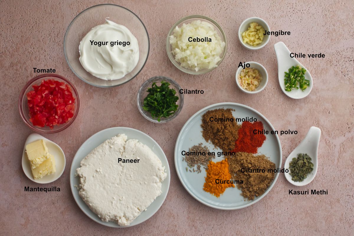 Ingredientes para preparar Paneer Bhurji: paneer, cebolla, yogur, tomate, ajo, jengibre y especias