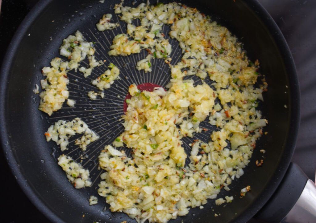 Sofrito de cebolla, chile, comino