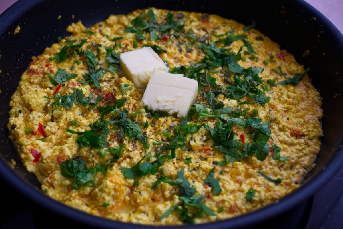 Paneer bhurji revuelto vegetariano casero con mantequilla y cilantro