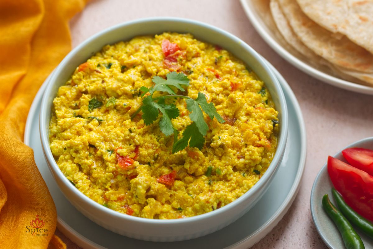 Paneer Bhurji servido en un bol con pan paratha casero