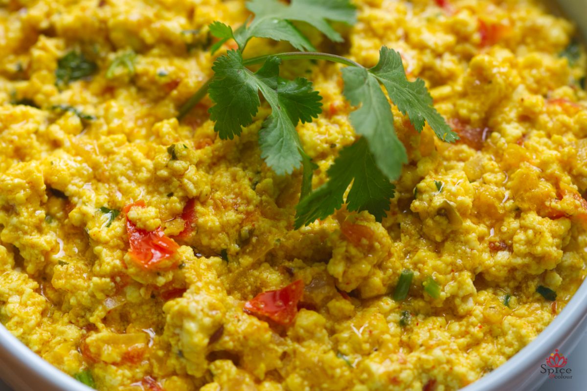 Revuelto indio vegetariano de queso fresco paneer con especias