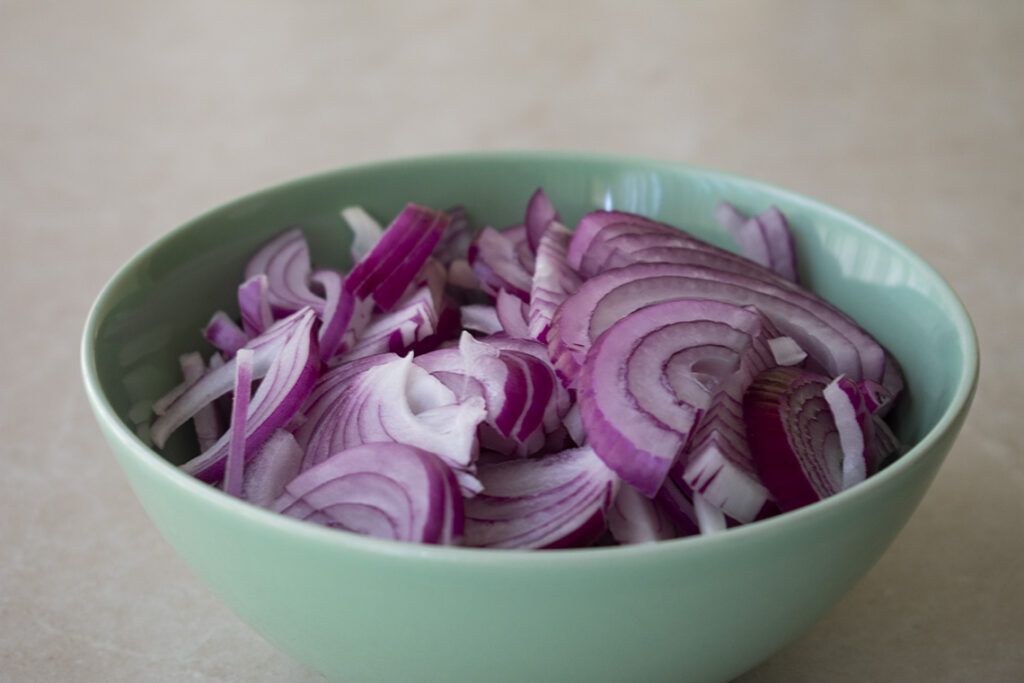 Cebolla cortada en juliana fina para Bhajis de cebolla o Onion Bhaji