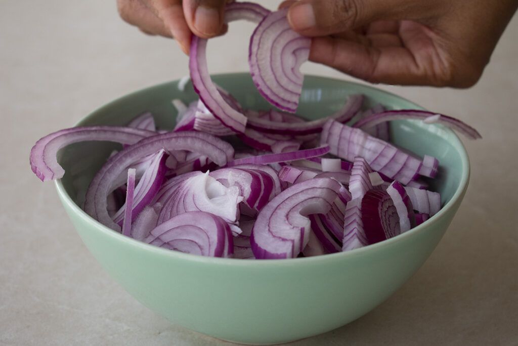 Cebolla cortada en juliana fina para Bhajis de cebolla o Onion Bhaji