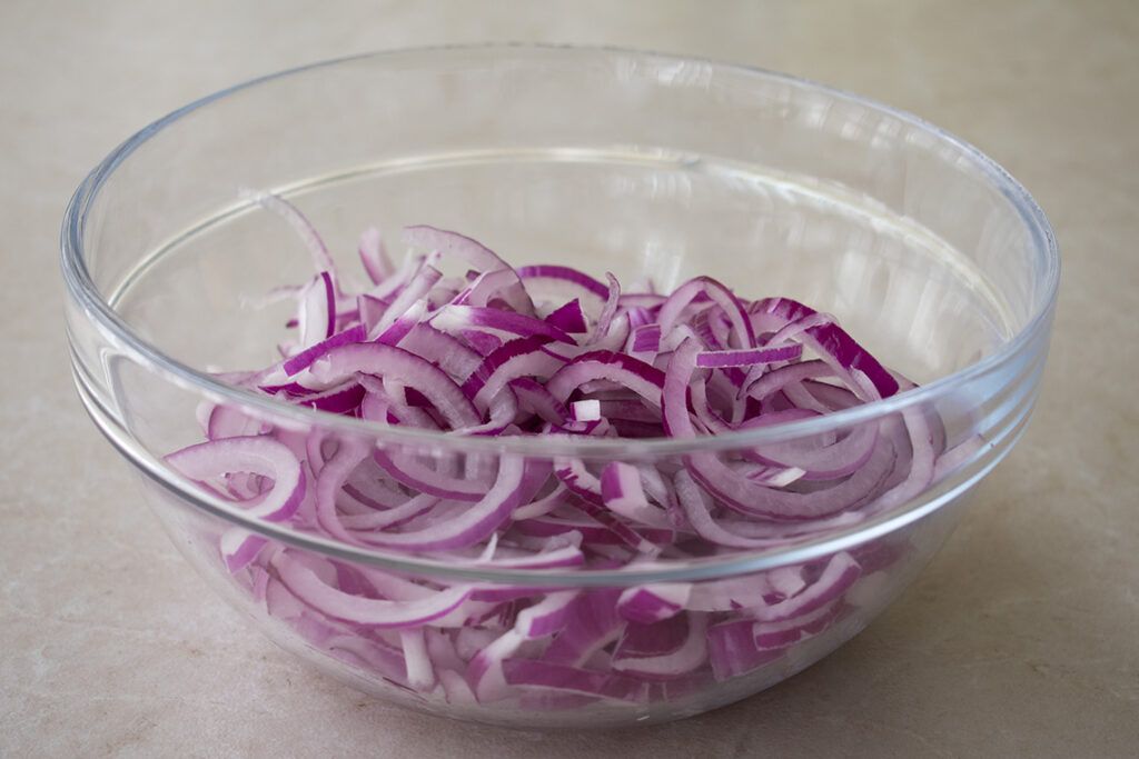 Cebolla cortada para Bhajis de cebolla