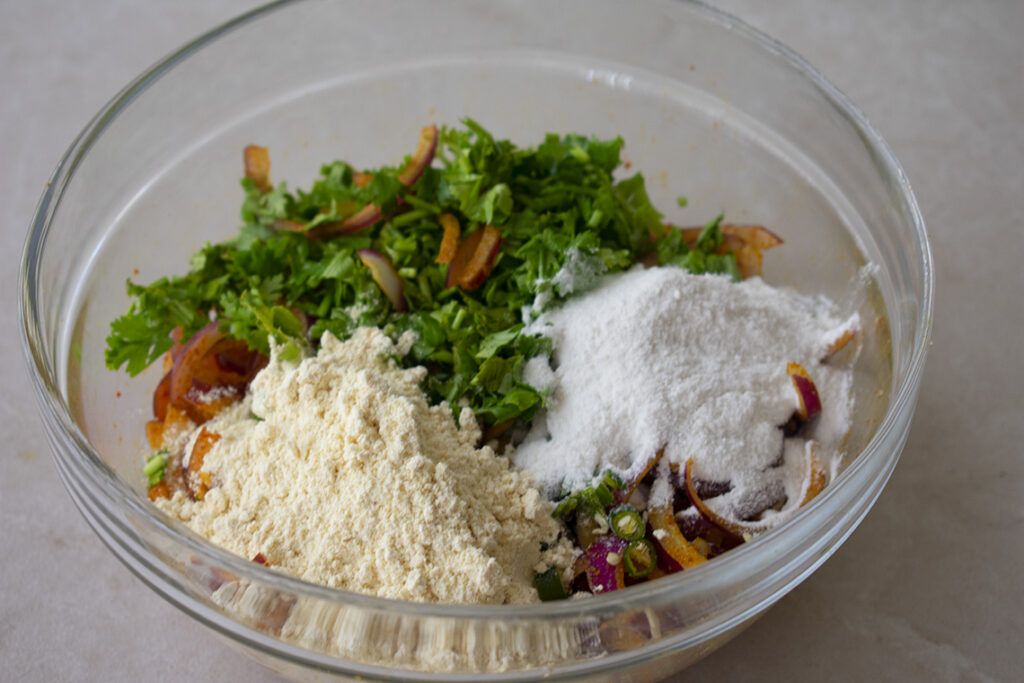 Cebolla, especias, harina de garbanzo, harina de arroz para preparar Bhajis de cebolla