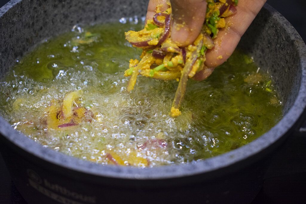 Freír Bhajis de cebolla en aceite