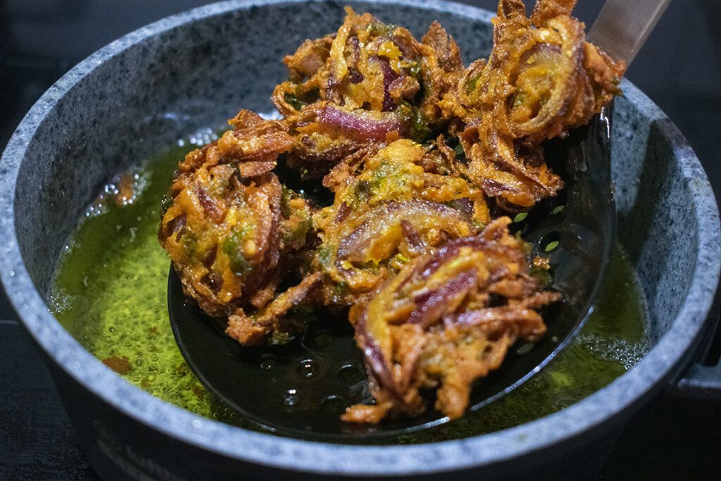 Freír Bhajis de cebolla en aceite