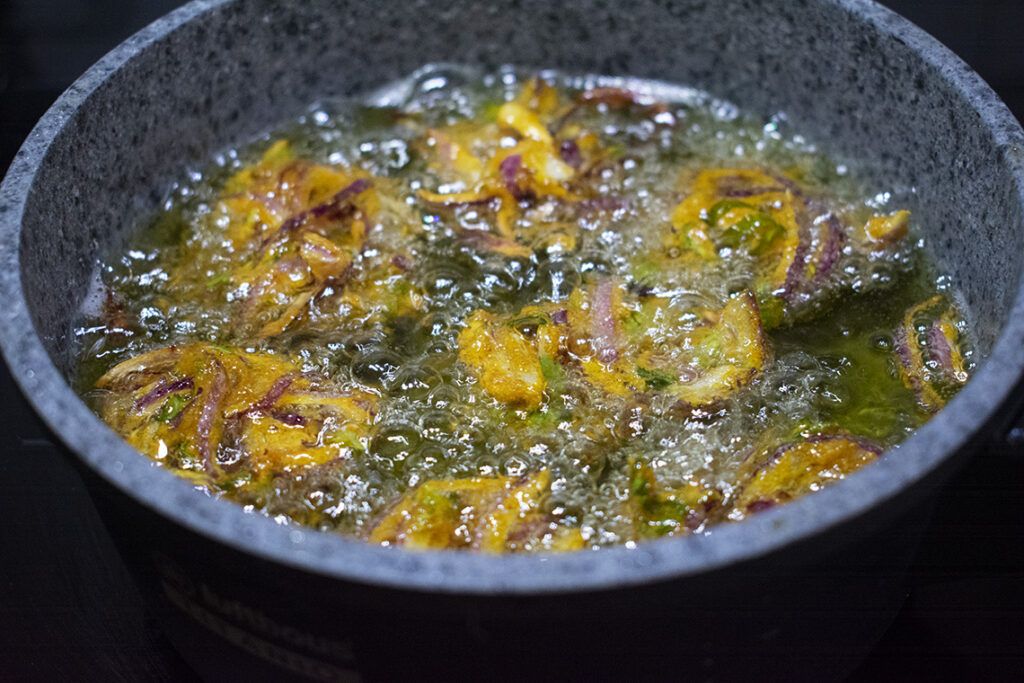 Freír Bhajis de cebolla en aceite