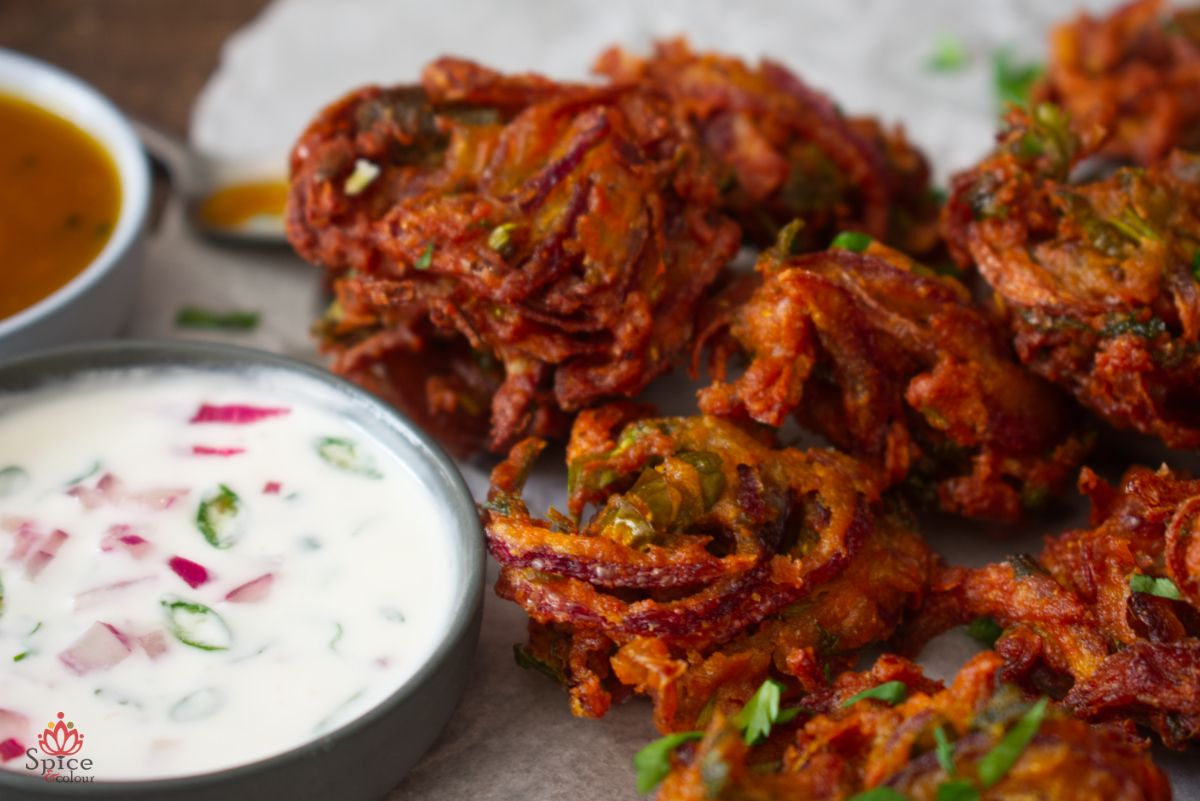 Onion Bhaji servido con salsa de yogur o Raita