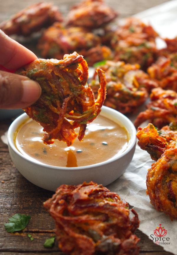 Onion Bhaji servido con Chutney de mango